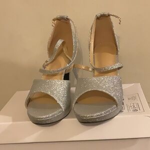 Brand New Silver glitter heels Size Cn40 / 8 Women